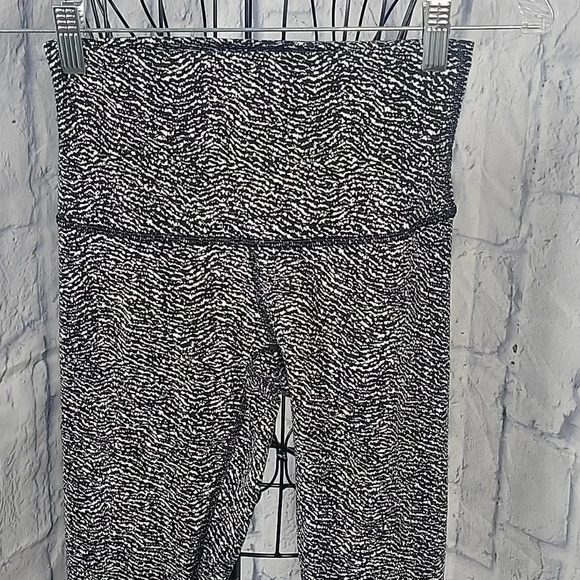 LULULEMON Align High Rise Crop Black and White Leggins Size 4 - Picture 2 of 7